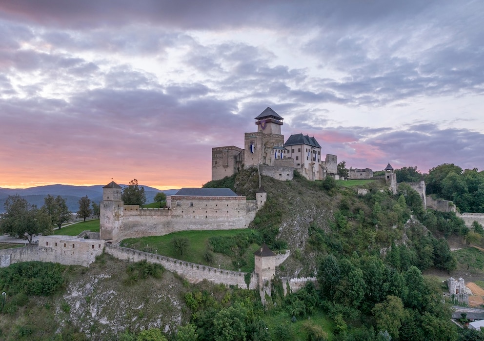 Die mittelalterliche Burganlage thront &uuml;ber dem slowakischen Trencin.