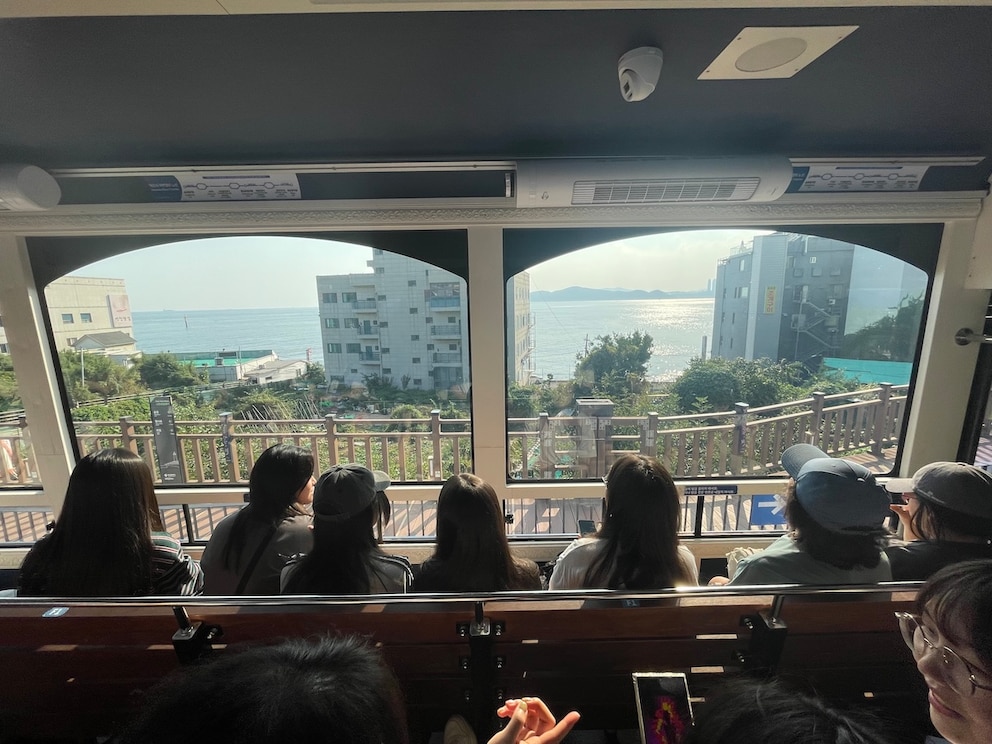 Die Sitze im Beach Train sind seitlich ausgerichtet, sodass man den Ausblick genie&szlig;en kann