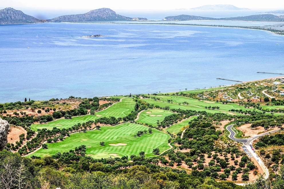 Golfpl&auml;tze mit Wasserblick an der Costa Navarino