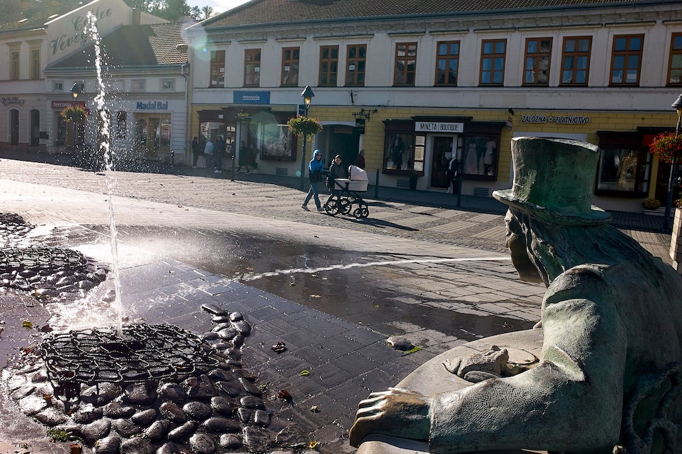 Ein Wassermann spr&uuml;ht eine Font&auml;ne auf einem Platz