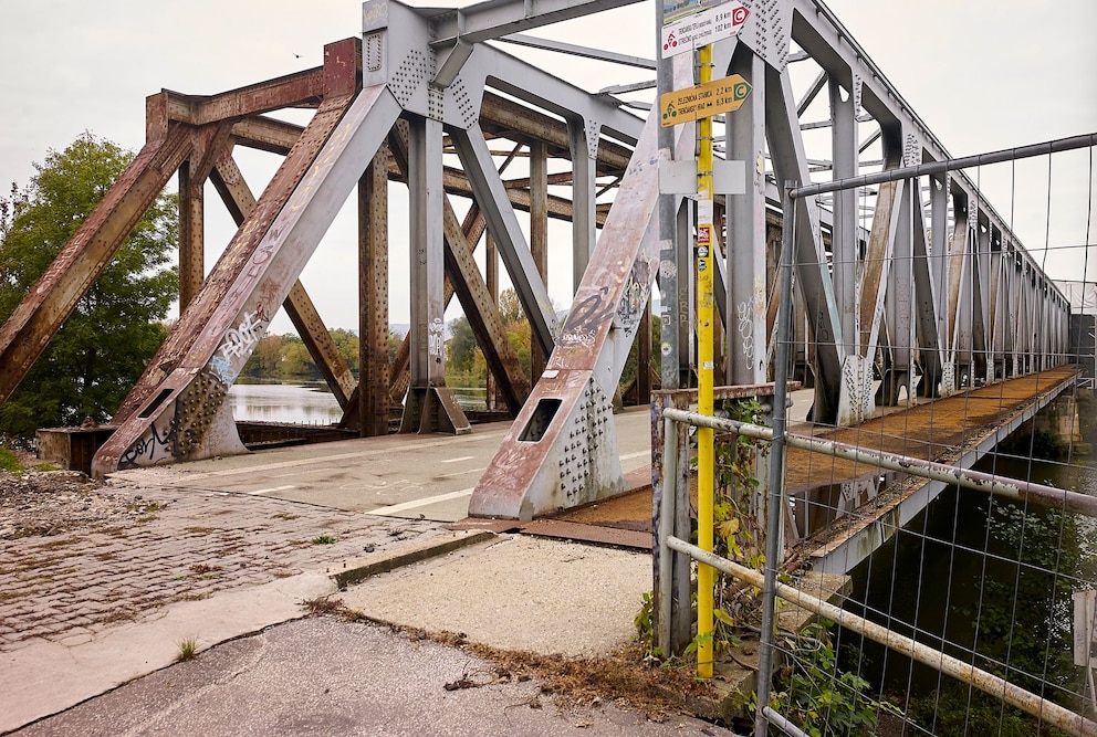 Eine alte Eisenbahnbr&uuml;cke im slowakischen Trencin
