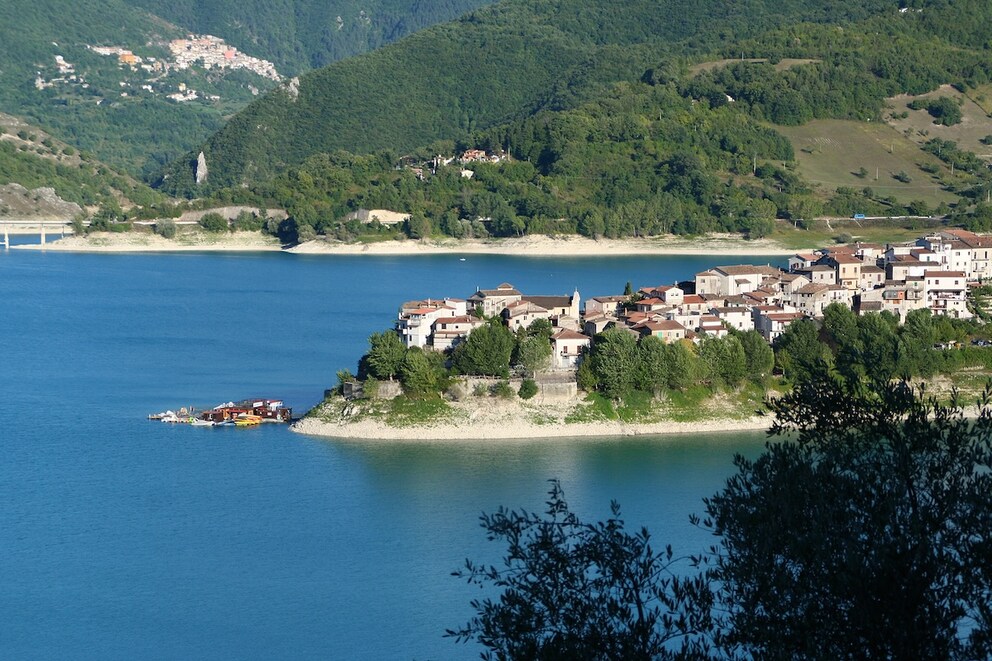 From Colla di Torra, you can explore the lake more closely with an excursion ferry