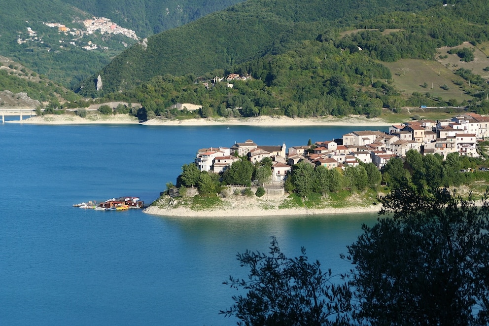Von Colla di Torra aus kann man den See mit einer Ausflugsf&auml;hre n&auml;her erkunden