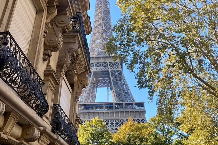 Those who explore Paris on foot enjoy several advantages: the scenic views and often short distances