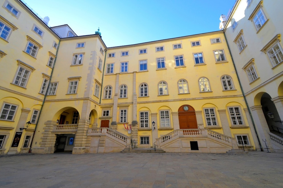 Blick auf den Innenhof der Wiener Hofburg &ndash; hier befindet sich der Eingang zur Schatzkammer