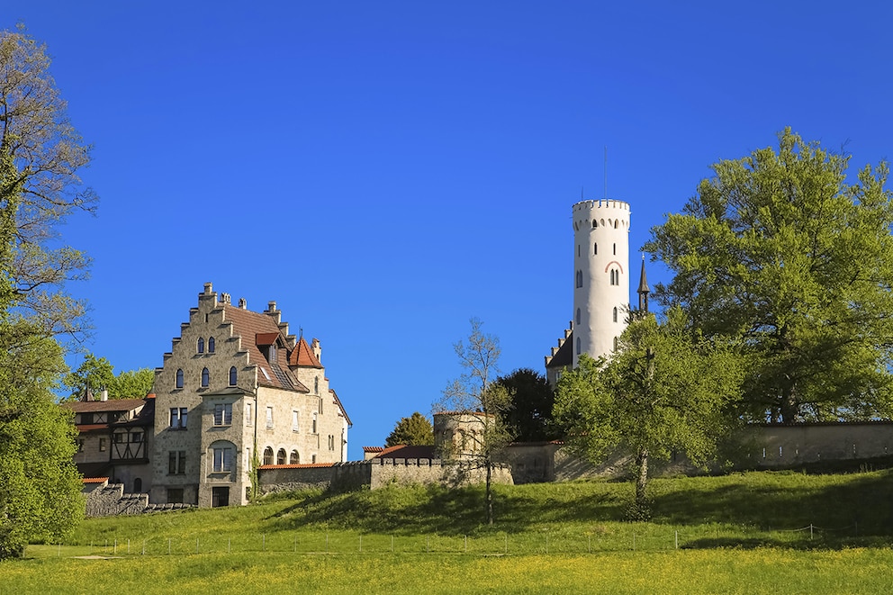 Schloss Lichtenstein von der Landseite aus gesehen ist nicht weniger beeindruckend. Die M&auml;rchenburg zieht jedes Jahr unz&auml;hlige Besucher an.