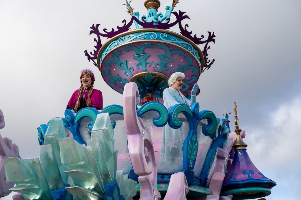 Symbolbild von Elsa und Anna zur neuen Themenwelt &bdquo;World of Frozen&ldquo; im Disneyland Paris