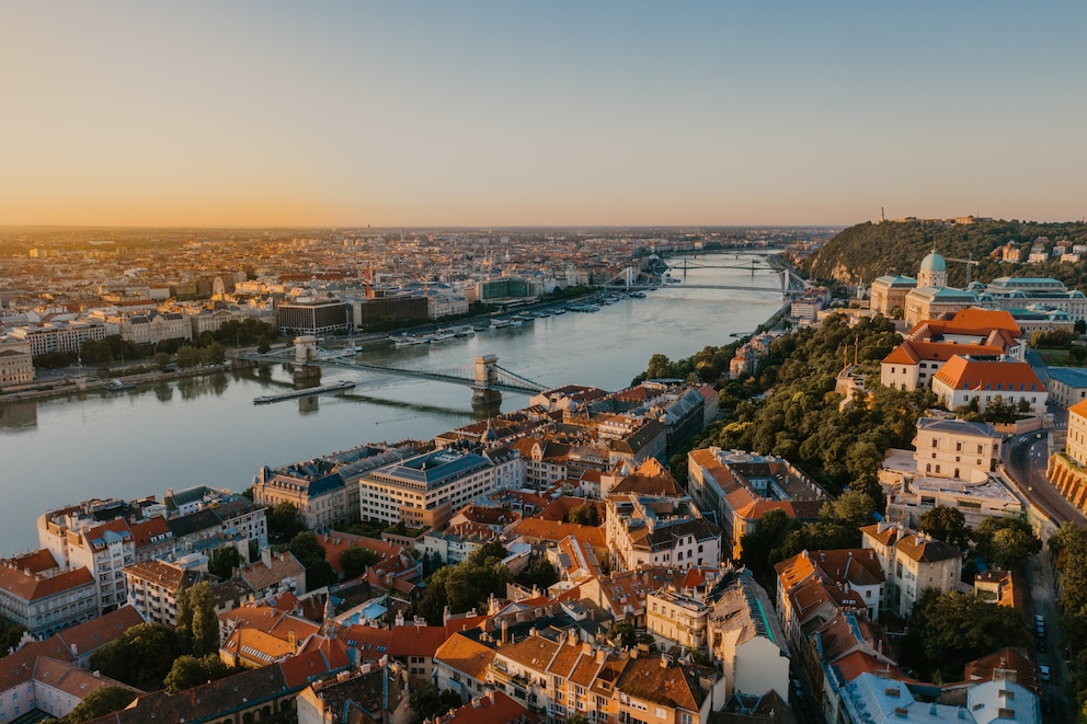 Der Burgpalast und die Kettenbrücke prägen Budapests berühmteste Ansicht