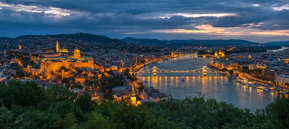 Bei Nacht entfaltet Budapest entlang der Donau ein eindrucksvolles Lichterpanorama