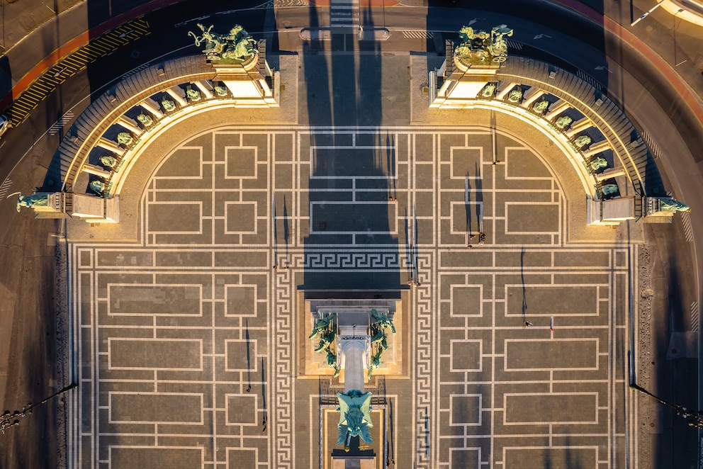 Blick von oben auf den Heldenplatz: Am Ende der Andrássy Avenue öffnet sich Budapests monumentales Zentrum