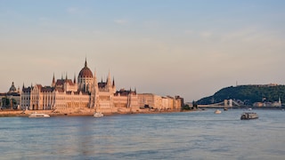 Architektonisches Wahrzeichen: Direkt an der Donau entfaltet das Parlament seine volle Wirkung