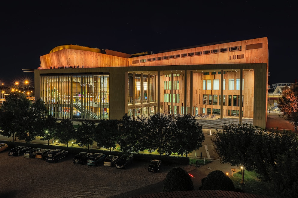 Nach Einbruch der Dunkelheit wird der Palace of Arts mit seiner beleuchteten Fassade zum markanten Kulturpunkt an der Donau