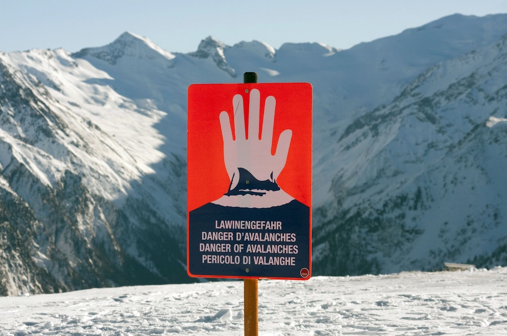 Ein Schild weist auf Lawinengefahr hin