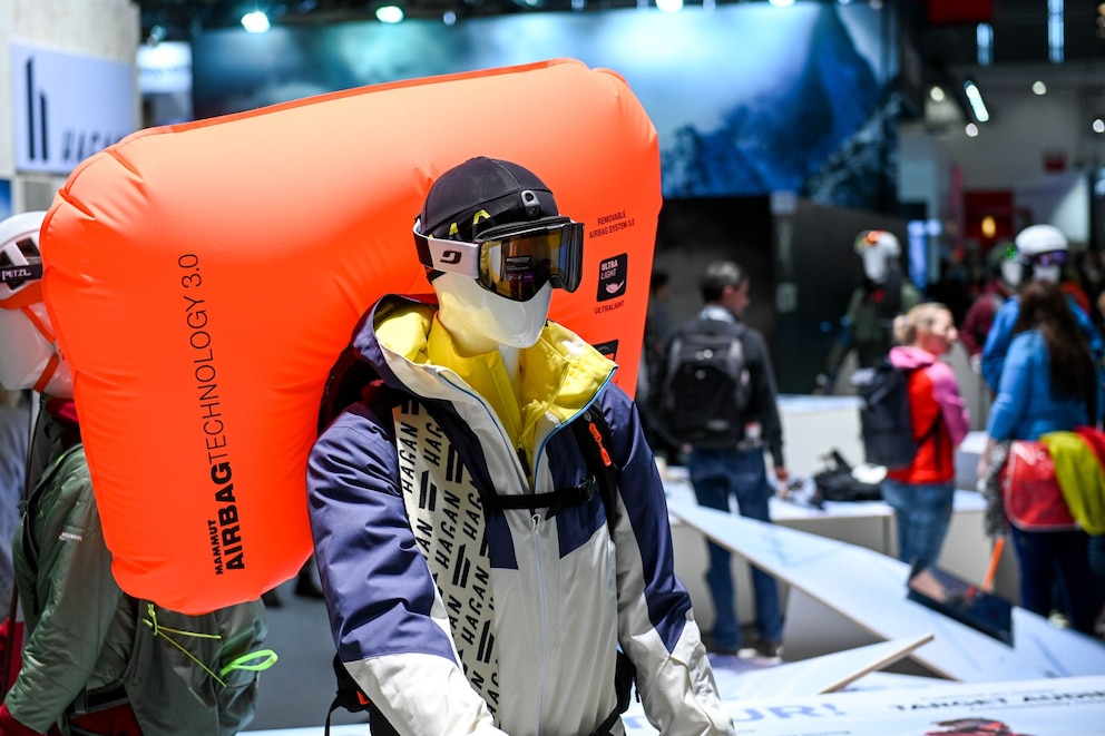 Eine Schaufensterpuppe mit einem Lawinen-Airbag