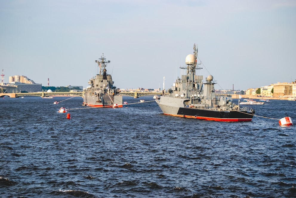 Russische Kriegsschiffe mit roter Farbe