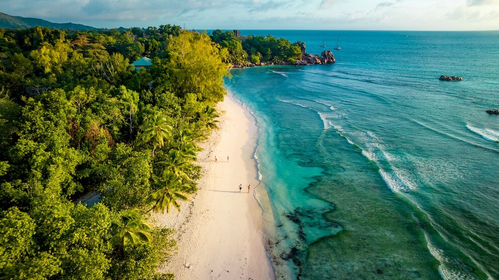 Granite rocks, turquoise water, and tropical tranquility: The Seychelles are a classic long-haul destination with moderate time difference