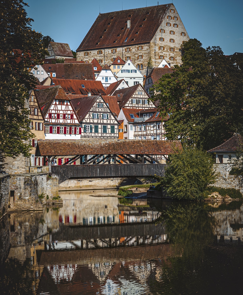 Die &uuml;berdachte Holzbr&uuml;cke und die h&uuml;bschen Fachwerkh&auml;user pr&auml;gen das Bild der Altstadt von Schw&auml;bisch Hall
