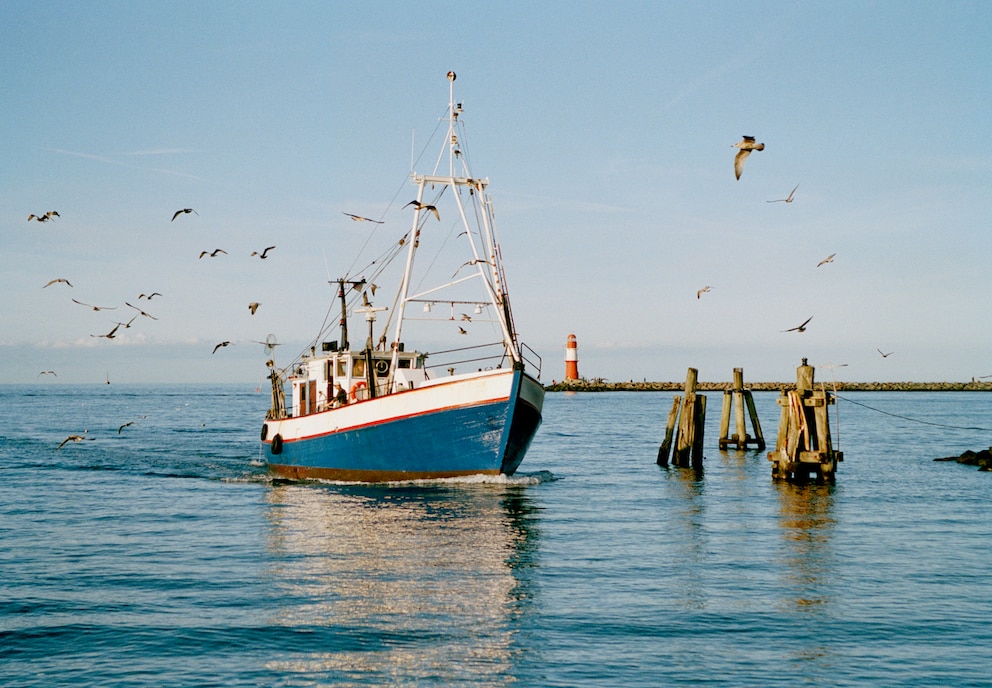 Fischerboot mit roter Farbe