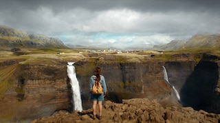 Ein Wunsch oder doch die Realität? Elf steht im „Stranger Things“-Finale vor einer Landschaft mit Wasserfällen – und diese gibt es in Wirklichkeit
