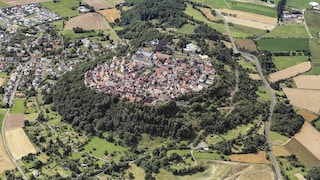 Atemberaubende Lage: Die Stadt Amöneburg thront auf einem Basaltkegel, der von einem erloschenen Vulkan zurückblieb. Sie befindet sich in der beliebten hessischen Mittelgebirgsregion Vogelsberg.