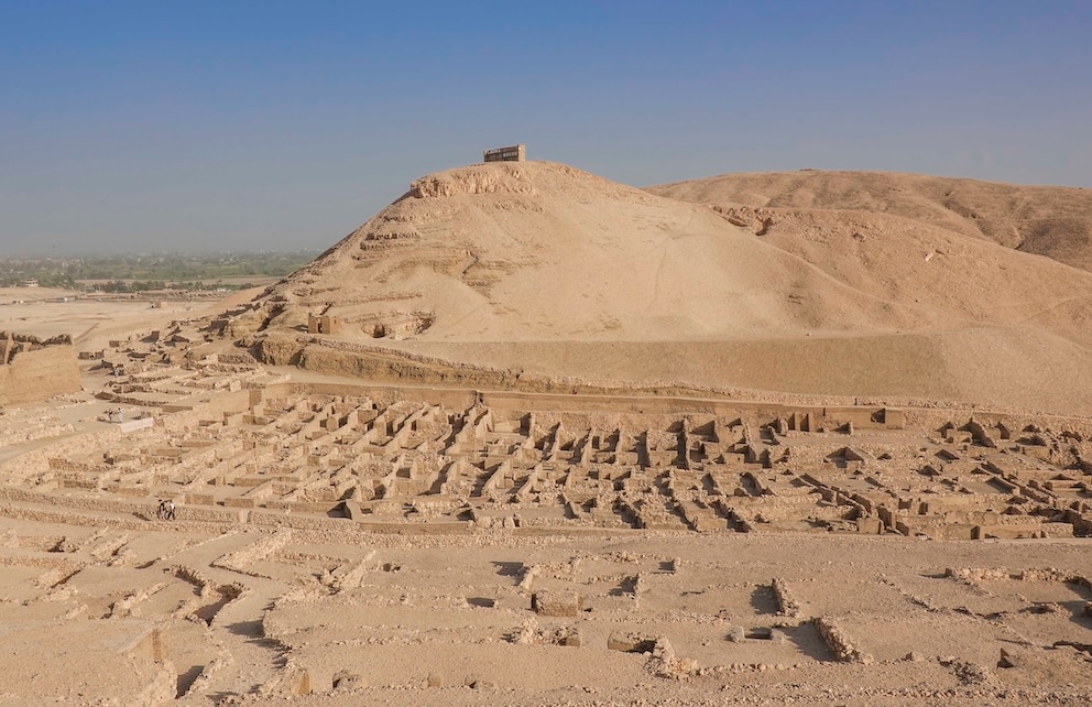Blick auf das historische Dorf Deir el-Medina