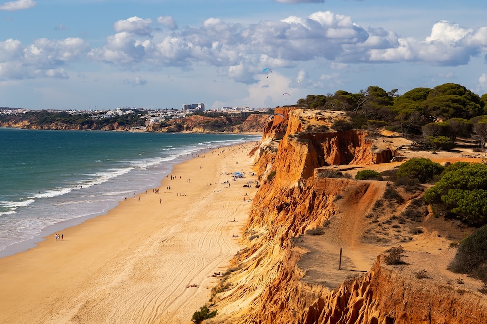 Die imposanten Lehmklippen am Fal&eacute;sia Beach. Der Strand erstreckt sich von Olhos de &Aacute;gua bis nach Vilamoura