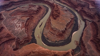Ein Fluss, der scheinbar bergauf fließt: der Green River in Utah