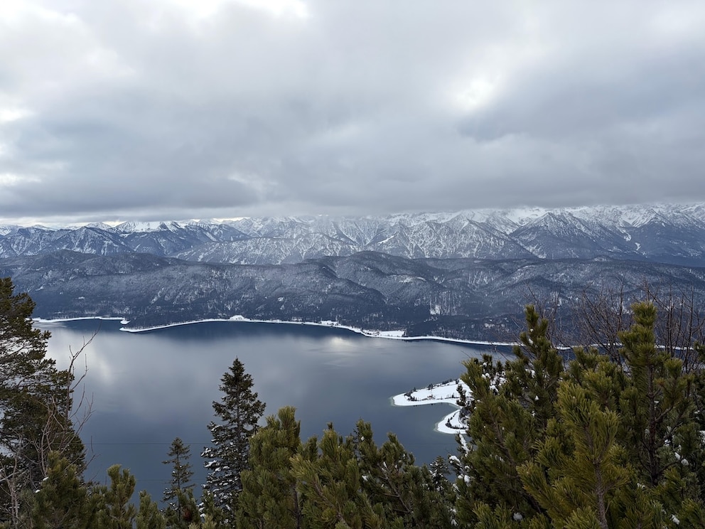 Trotz Wolken hatte man einen wunderbaren Blick &uuml;ber den Walchensee