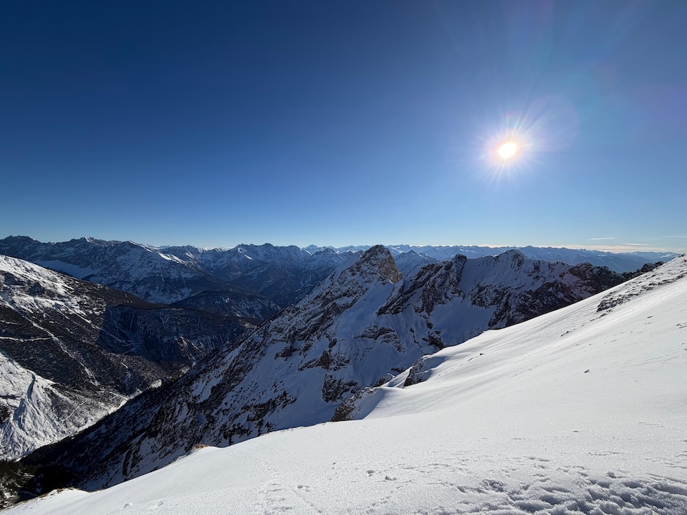 Nach einer kurzen Fahrt mit der Karwendelbahn wird man mit dieser Aussicht belohnt