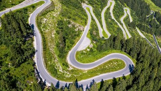 Die kurvenreiche Silvretta-Hochalpenstraße ist bei Urlaubern beliebt