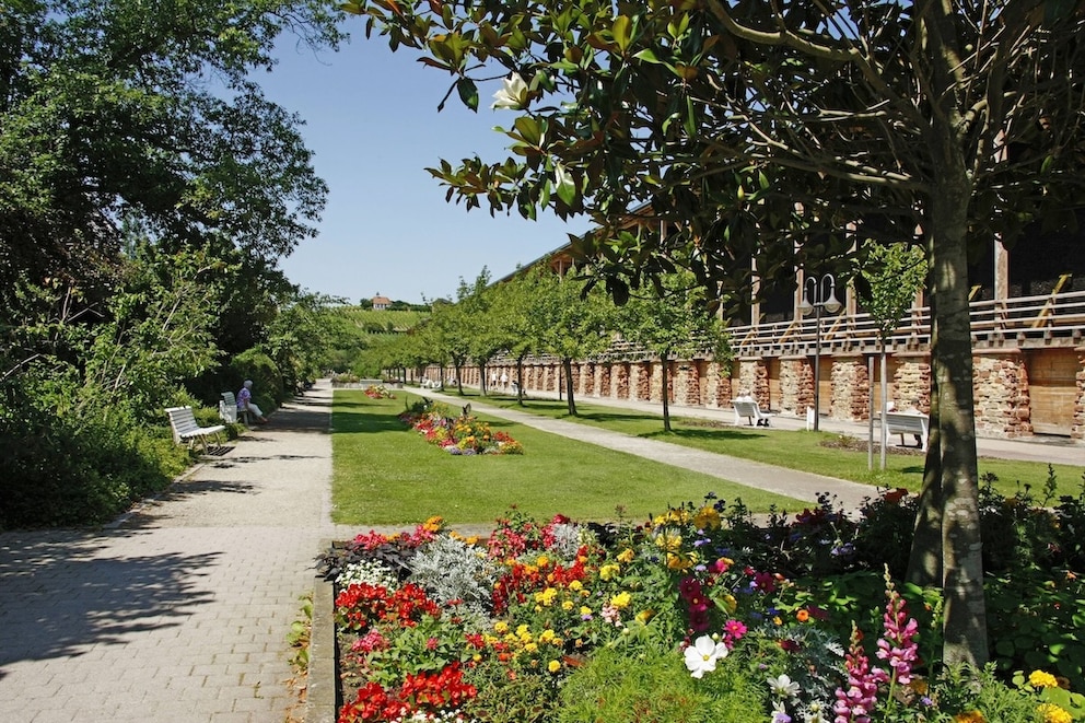 Am Gradierwerk im Kurpark Bad D&uuml;rkheims kann sich die Lunge erholen