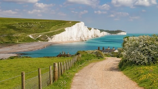 Der England Coast Path führt vorbei an weißen Klippen, grünen Wiesen und türkisfarbenem Wasser
