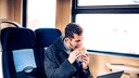 Mann beim Essen im Zug