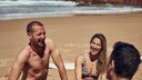 Freunde am Strand sprechen die freundlichste Sprache der Welt laut Umfrage