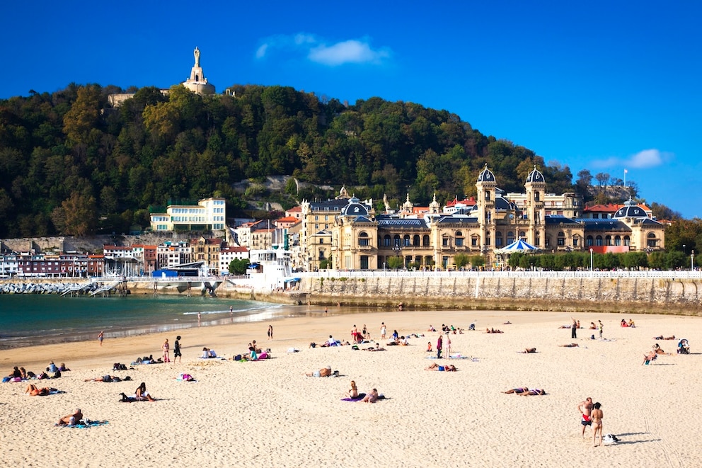 Der Stadtstrand la Concha ist von gr&uuml;nen H&uuml;geln eingerahmt