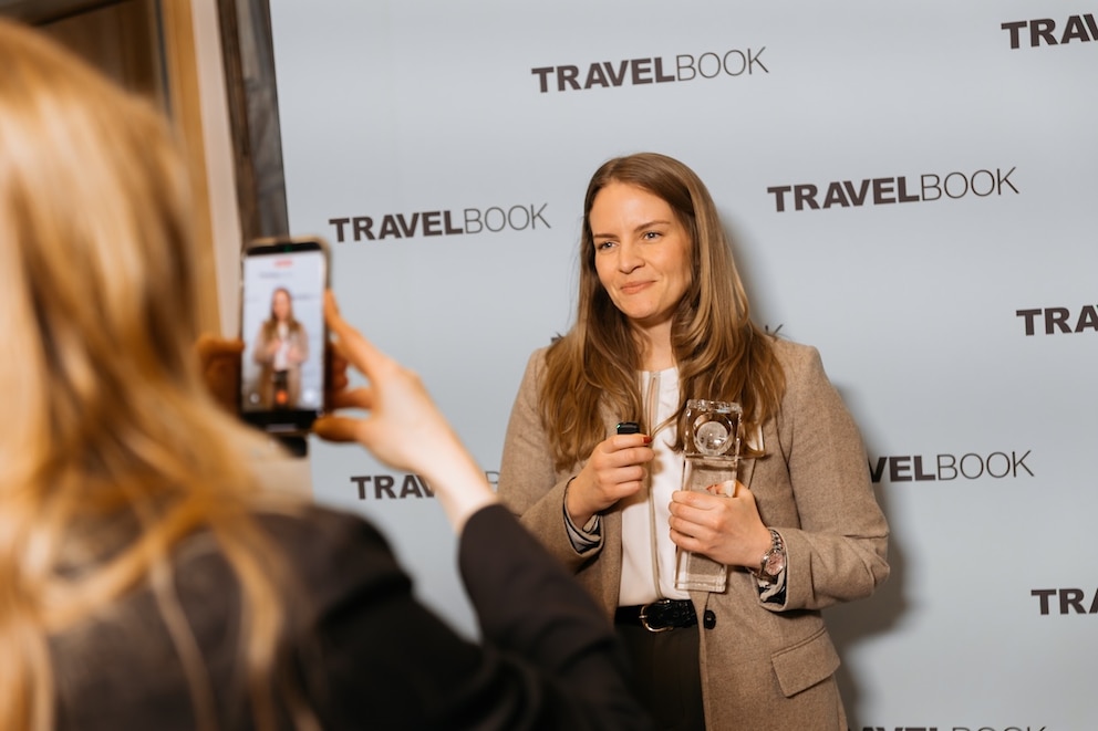 Dijana Tući, Botschaftsr&auml;tin und Gesch&auml;ftstr&auml;gerin a. i. der Botschaft von Montenegro in Berlin, nahm den Preis stellvertretend f&uuml;r das Land an