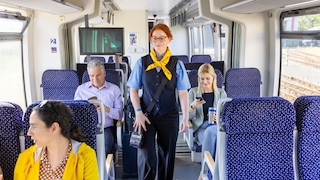 Zugbegleiterin fragt, ob jemand zugestiegen ist