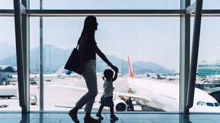 Mutter mit Kind am Flughafen