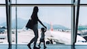 Mutter mit Kind am Flughafen