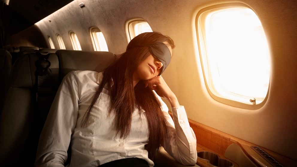Frau versucht zu schlafen auf Langstreckenflug