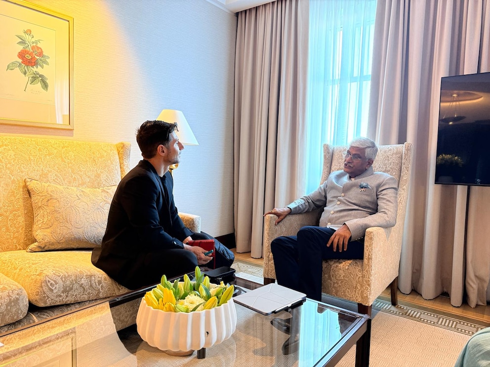 Indiens Tourismusminister Gajendra Singh Shekhawat im Gespr&auml;ch mit TRAVELBOOK-Chefredakteur Nuno Alves