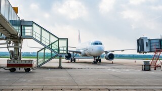 Welche Rechte haben Passagiere, wenn sie auf dem Weg in den Urlaub in einer Krisenregion umsteigen müssen?