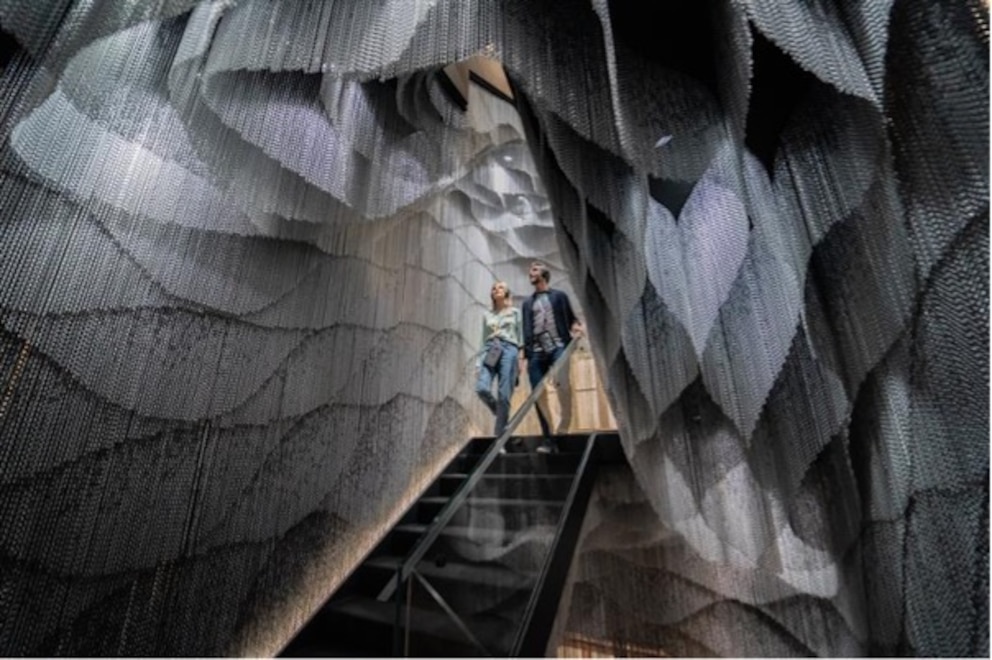 Der Abstieg als Erlebnis: Kengo Kumas Installation verwandelt den Treppengang in einen Moment der Stille und des Nachdenkens. Foto: Casa Batlló