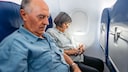 &Auml;ltere Menschen nebeneinander im Flugzeug