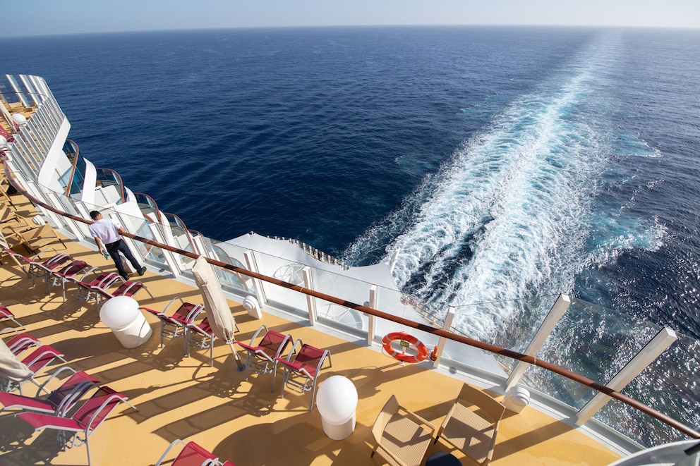 Kreuzfahrtschiff f&auml;hrt auf dem Meer