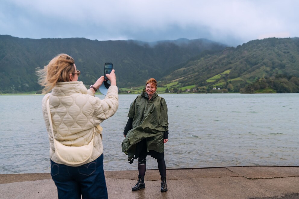 Almost blown away: TRAVELBOOK editor Angelika Pickardt inside the Sete Citades volcano