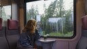 Frau im Zug in Finnland