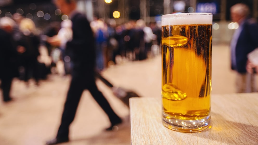 Ein Bier, wenn der Flug ausfällt? Ein aktuelles Urteil zeigt, wann auch alkoholische Getränke von der Airline erstattet werden müssen