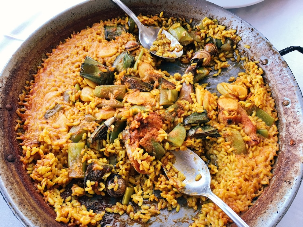 Kaninchen, H&uuml;hnchen und auch Schnecken geh&ouml;ren in die authentische Paella der Region