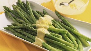 Sauce hollandaise passt besonders gut zu Spargel